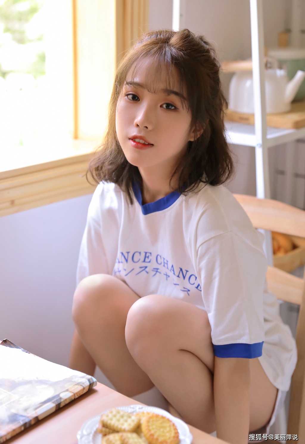 美女写真美女身穿蓝白运动服娇羞可人十分养眼