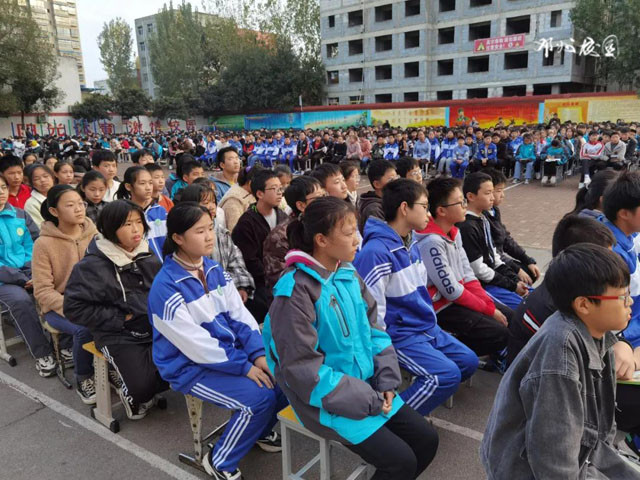 邓州市湍河二初中隆重举行2020年秋季期中考试总结表彰大会