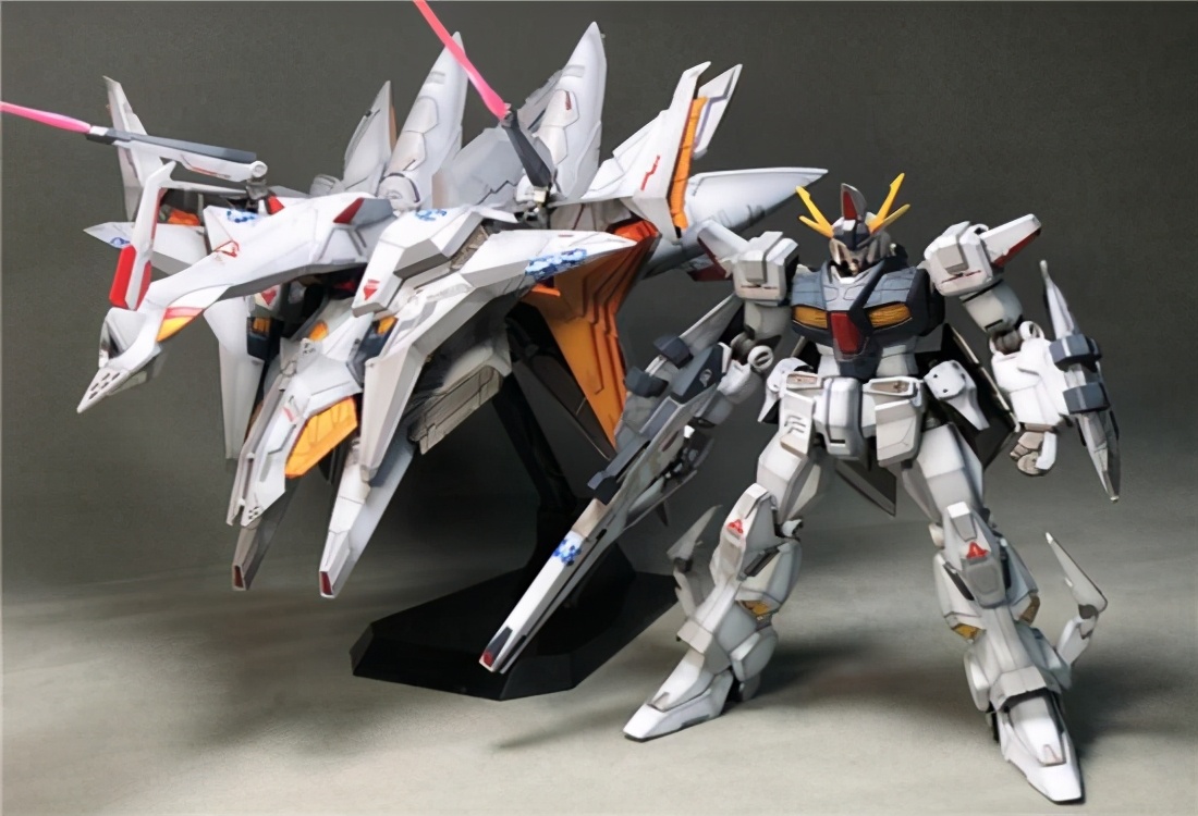 武装为光束步枪,头部火神炮,双腕部的装备是将光束军刀,飞弹荚舱,米加