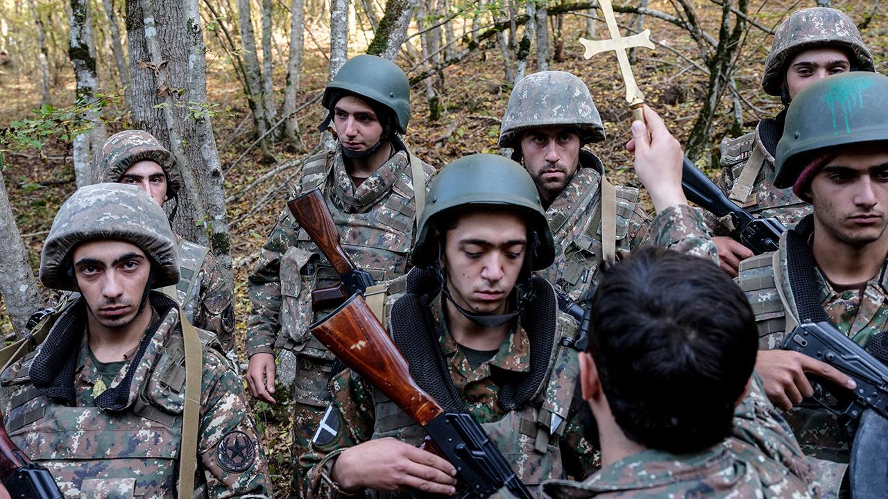 原创亚美尼亚士兵不再容忍,割掉阿军战俘耳朵,大批青年誓言夺回纳卡