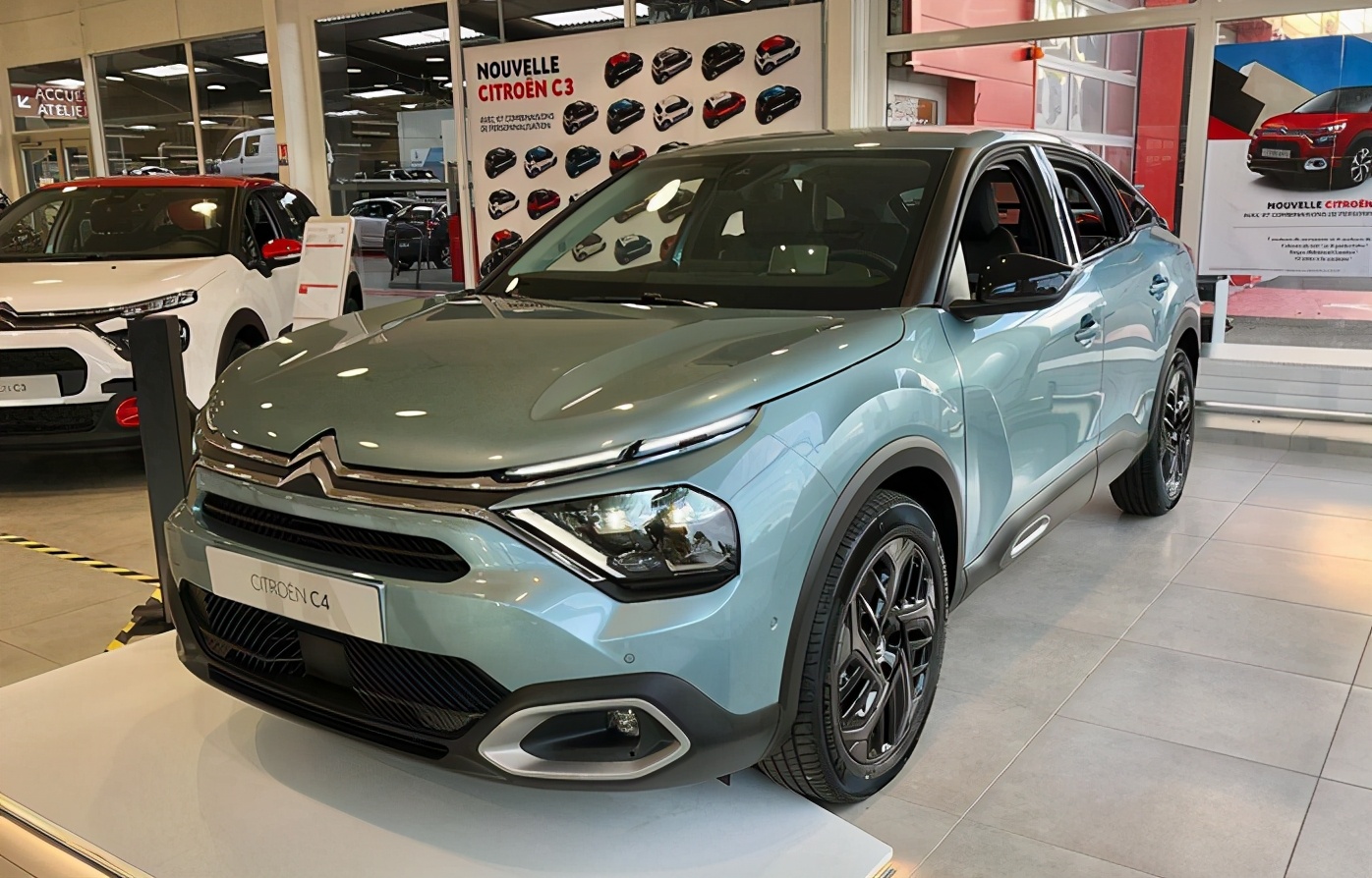 从实车来看,全新c4使用了雪铁龙经典的分层式前脸设计,两侧led日间灯