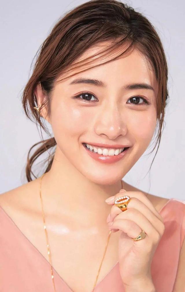 33岁石原里美婚后挑战新角色,饰演21岁孩子妈妈,网友:心碎了!