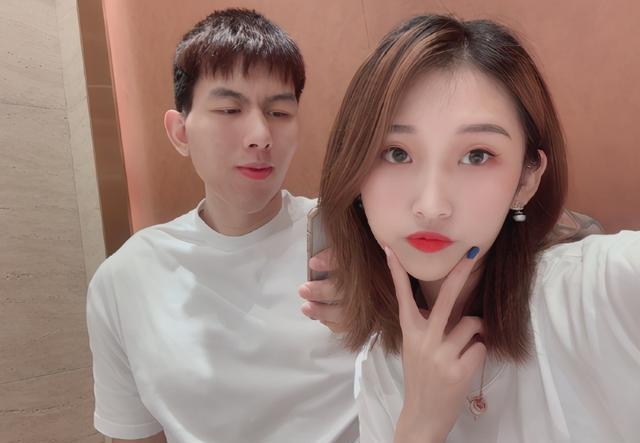 原创铁牛张鸿林无缘cba收入仍很棒女友颜值高站在他身边小鸟依人