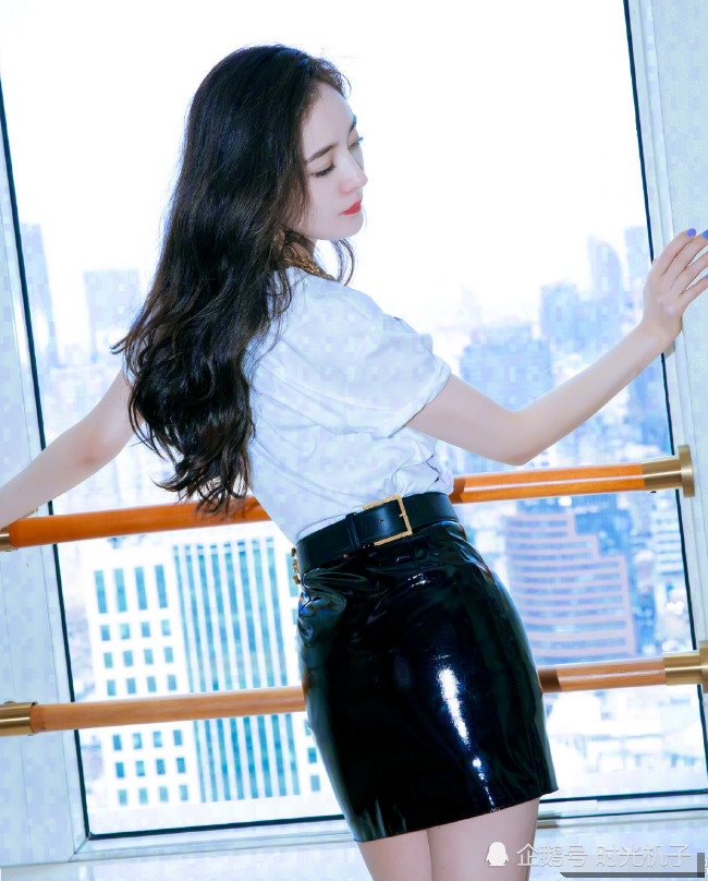 杨幂够狠这么紧的超短裙也能穿进去腿都勒变形了