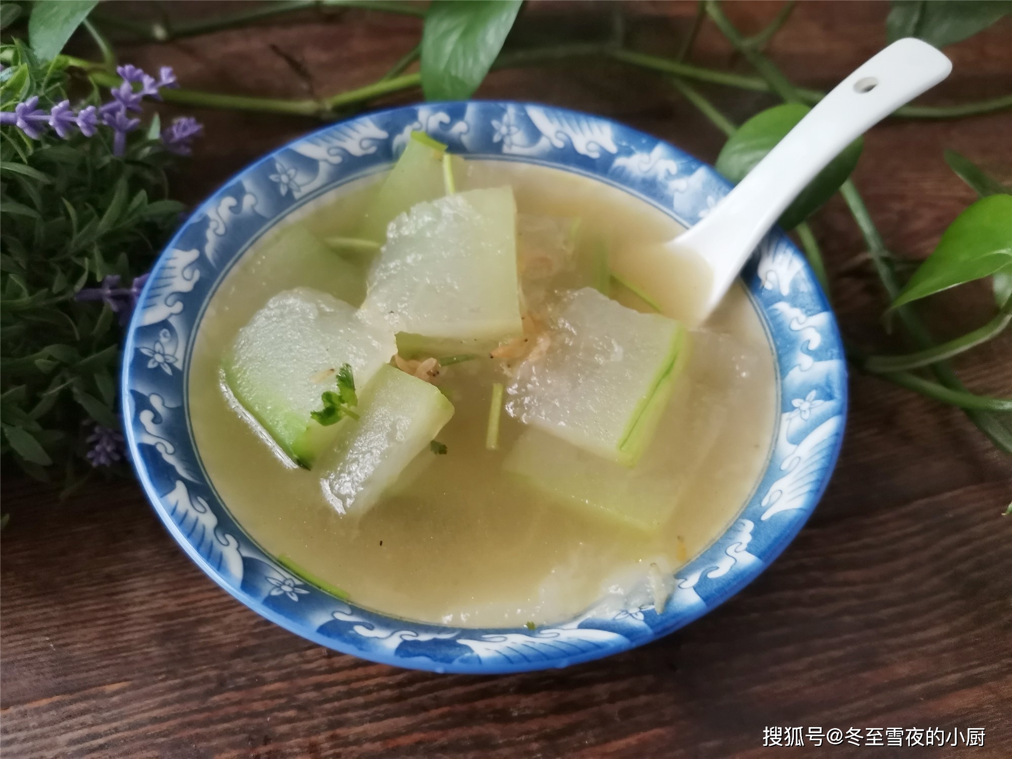 把冬瓜外表的一层硬皮切去,再把瓜瓤用勺子挖去不要.