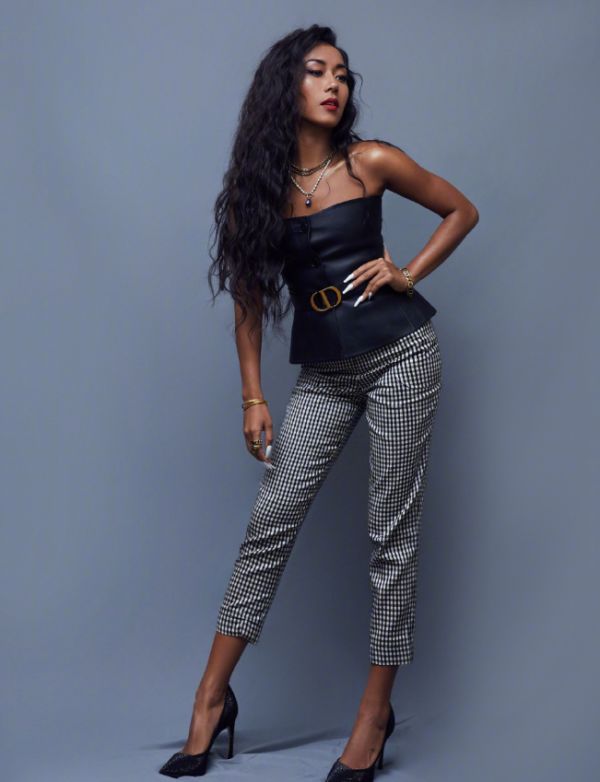 原创被吉克隽逸"骗惨"了!看清她素颜后的肤色:这为啥非要美黑