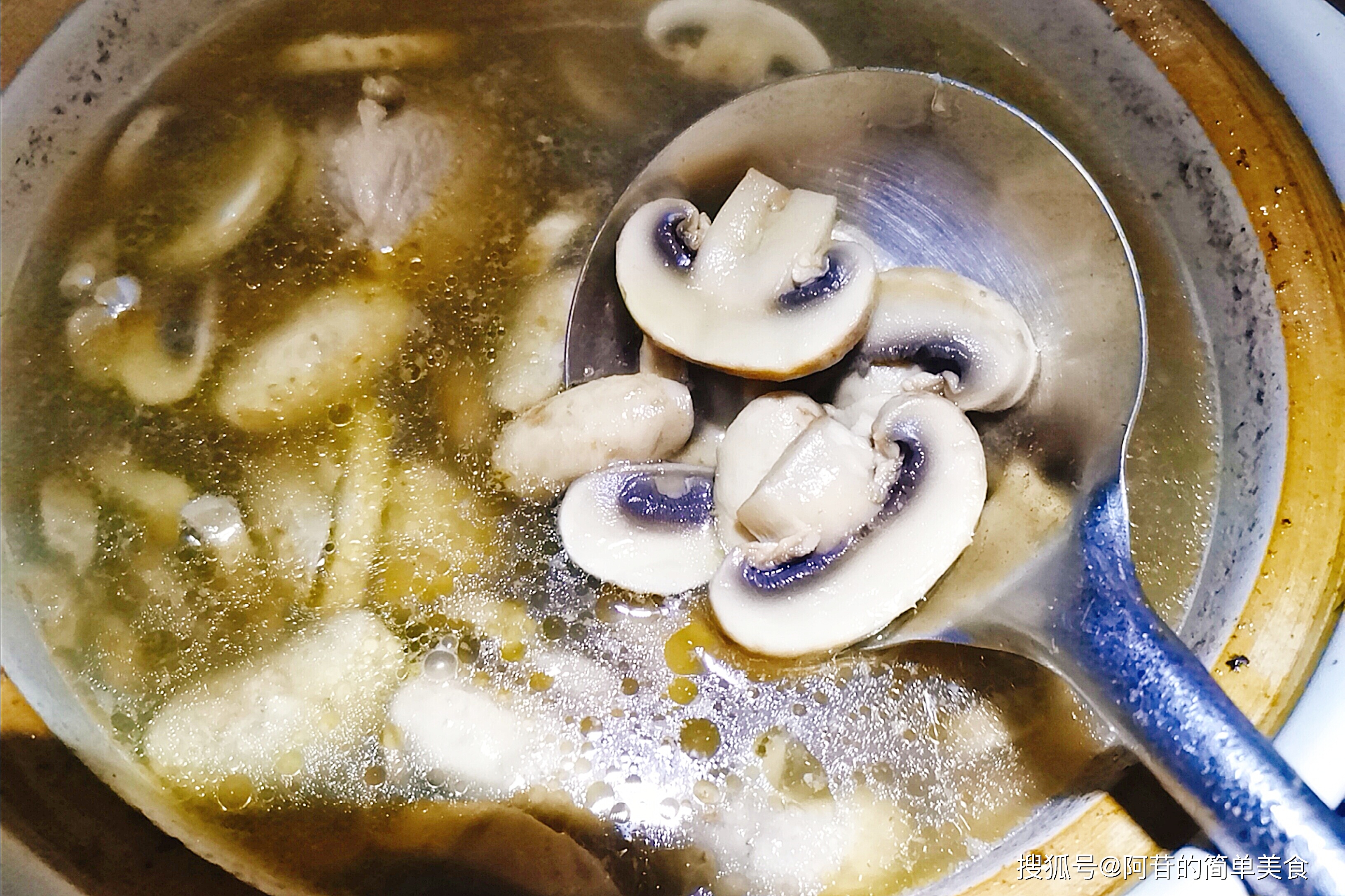 原创超级鲜美的口蘑骨头汤用料简单做法简单简单成就美味