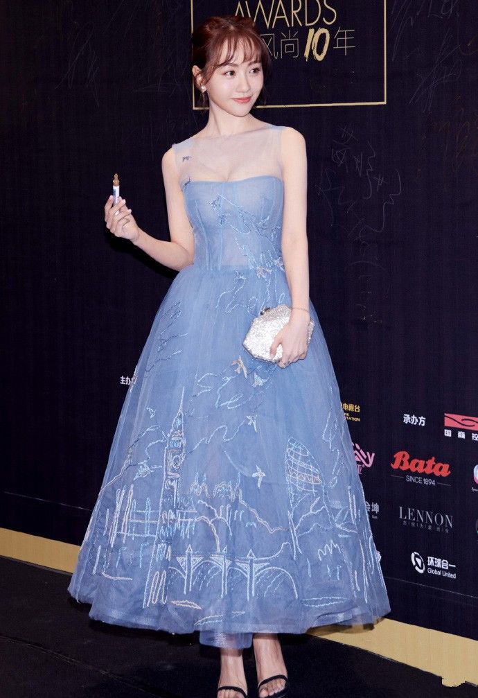 39岁杨蓉穿淡蓝色薄纱长裙身材爆炸像少女
