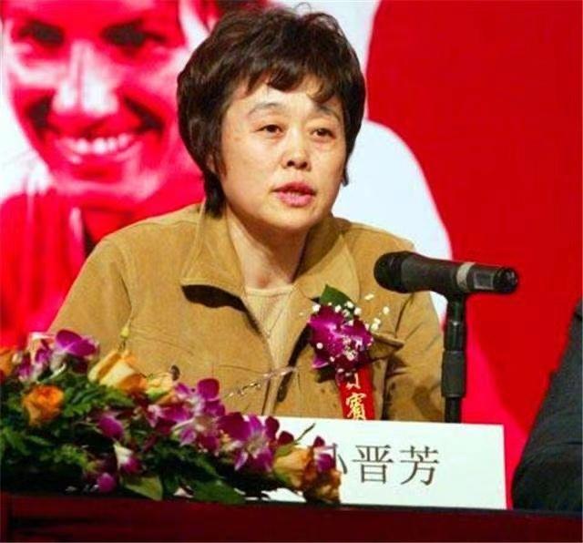 道:这部电影弱化了很多老一代女排的功勋球员,比如孙晋芳,比如杨亚琼