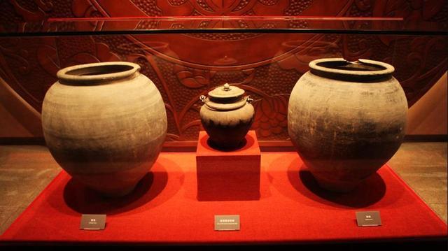 何家村窖藏的发现纯属意外,时间在1970年,地点在陕西西安南郊何家村