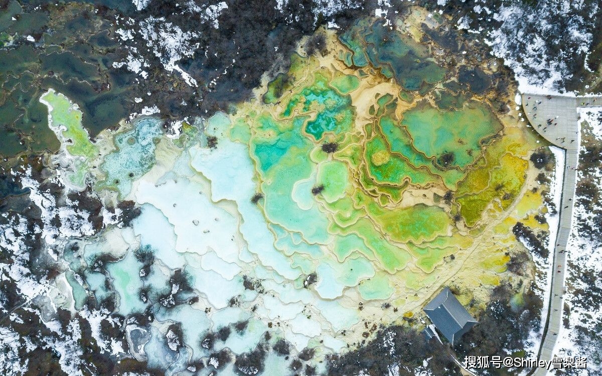 万年修得的钙华滩绝景,却惨遭游客翻栏杆踩踏,网友:黑名单准备