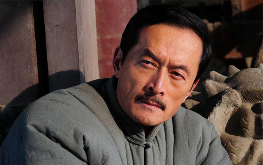 因《亮剑》常乃超一角走红,15年了,没想到他却活成了这样_董祁明