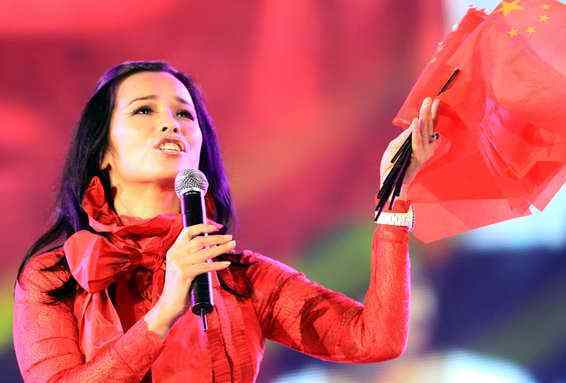 相信大家认识韦唯的时候,都是从央视春晚上开始的吧,当时的一首《爱的