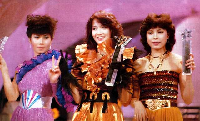 参加了tvb与华星唱片合办的新秀歌唱大赛,梅艳芳以一曲徐小凤的《风的