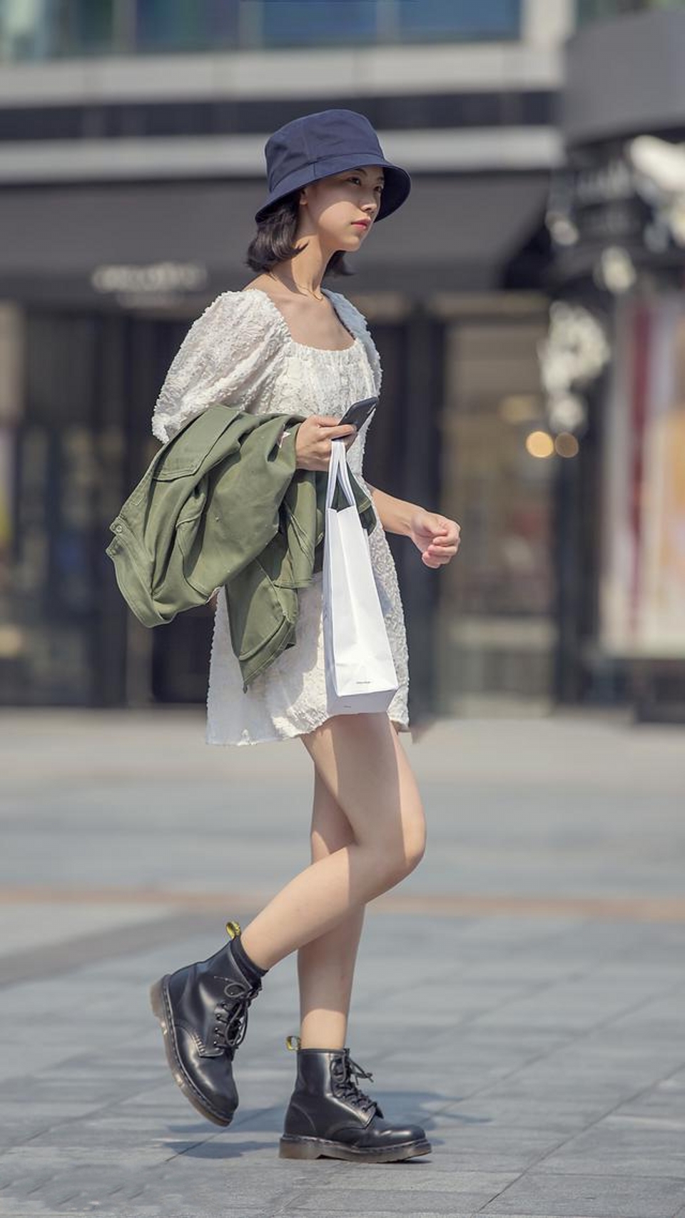 路人街拍对于喜欢性感风的女孩子来说可以尝试一下蕾丝背心