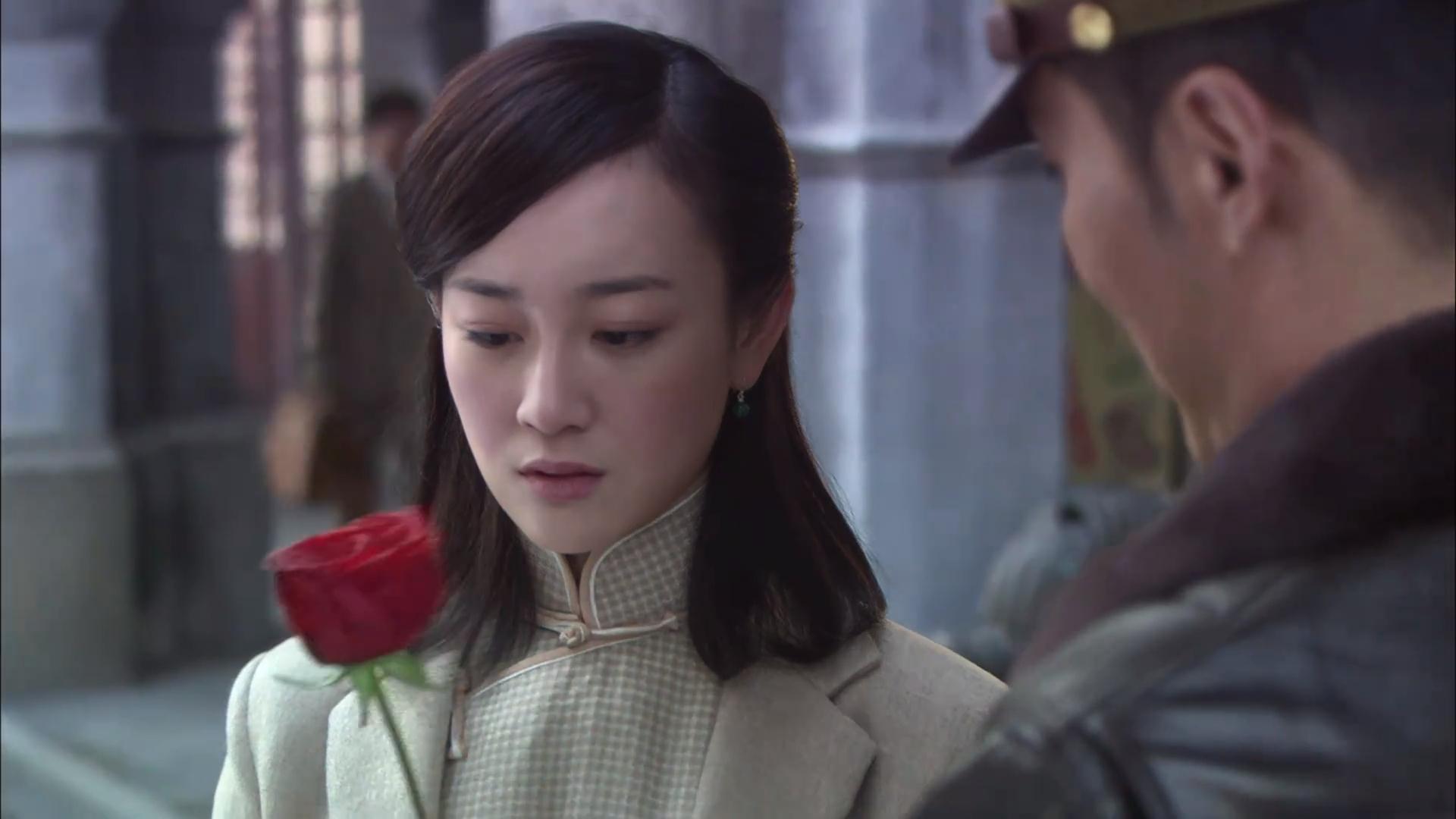 《风筝》中的山城地下党袁农,为死去女友曾墨怡报仇,出卖郑耀先