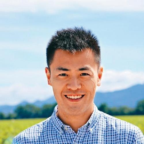 他是香港巨富的长子身价600亿豪车无数妻子却长得奇丑无比