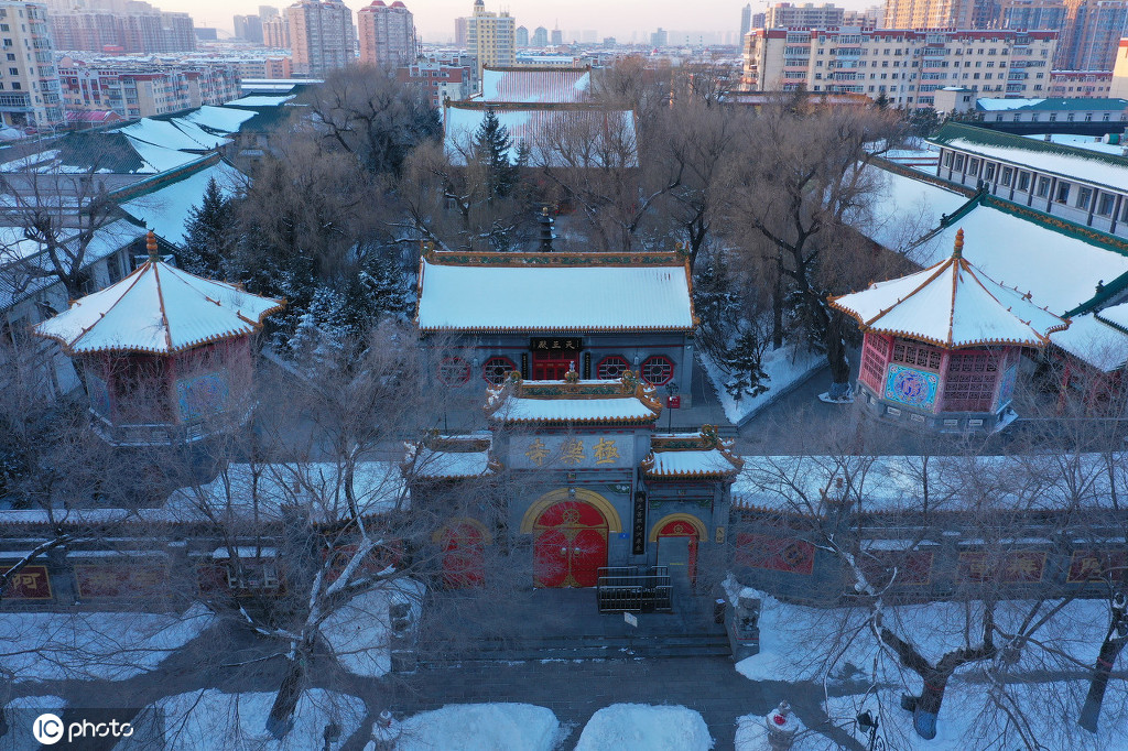 雪後哈爾濱極樂寺屋頂覆雪莊嚴肅穆