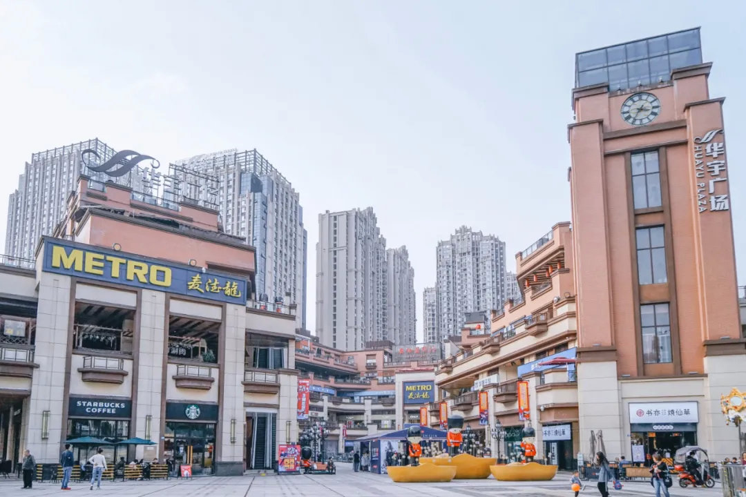 作为攀成钢商圈首个开放式商业体,华宇广场的到来,为这个本就充满潜力