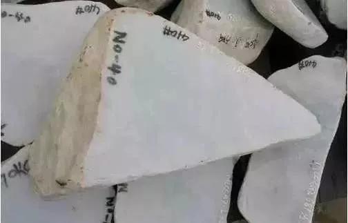 千万别买这种镯子：一半翡翠，一半石头！不翻面，谁都看不出！
