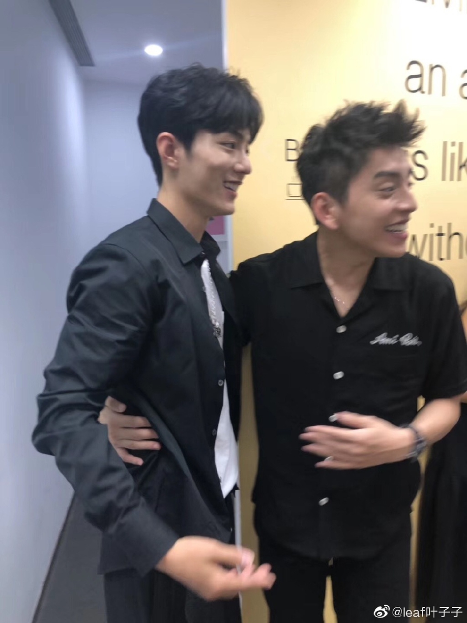 王大陆肖战扫楼偶遇旧照被翻出