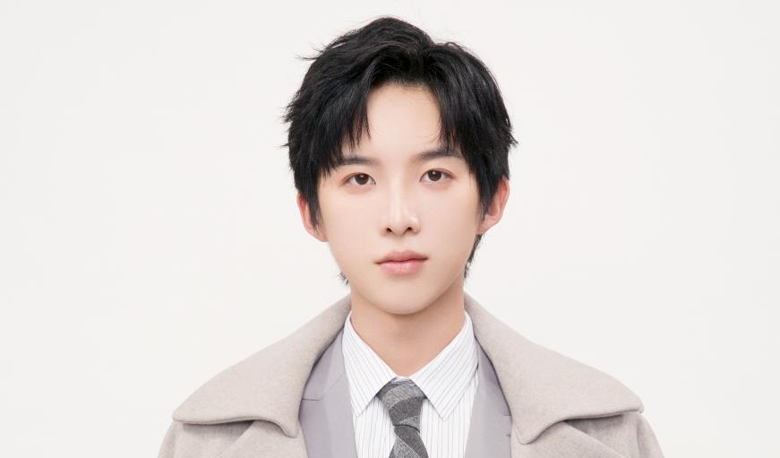 杨肸子跟孙泽源一样,她也是新人演员,而且也不是当红流量小花,但幸好
