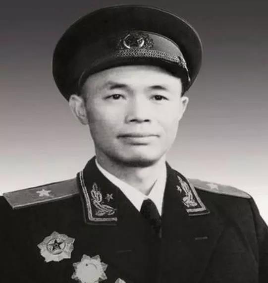 他們是上下級關係,幾年後軍長授予少將軍銜,而師長卻中將軍銜