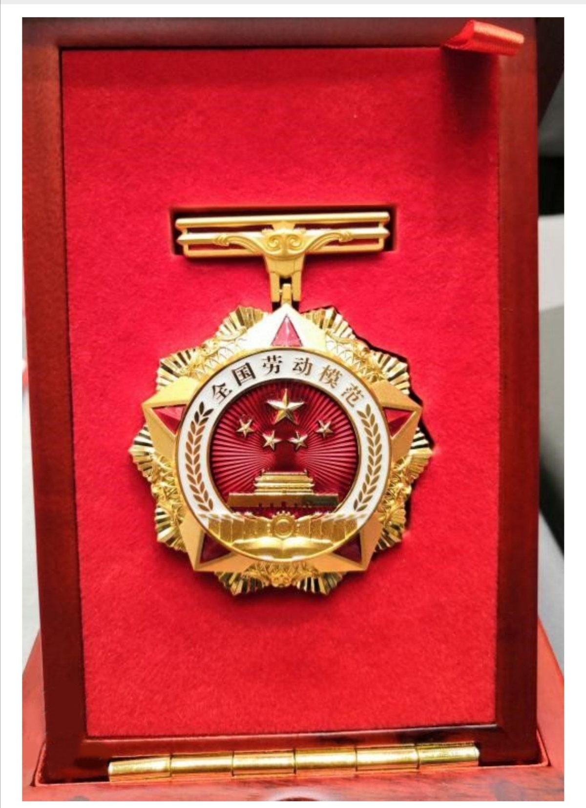 中心曹俊忠作为天津通信行业的唯一代表,荣获"全国劳动模范"荣誉称号