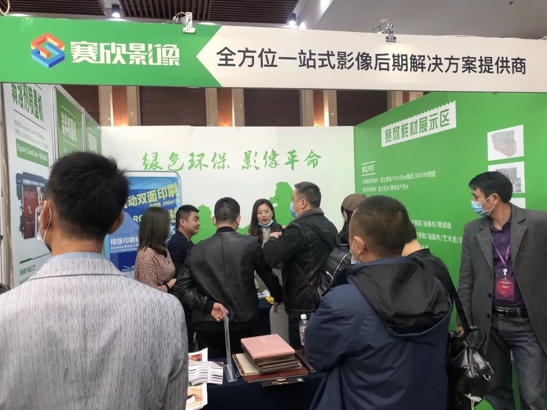 拉近彼此距离展会第一天,主办方组织大家参观了郑州艾丽丝生产车间,在