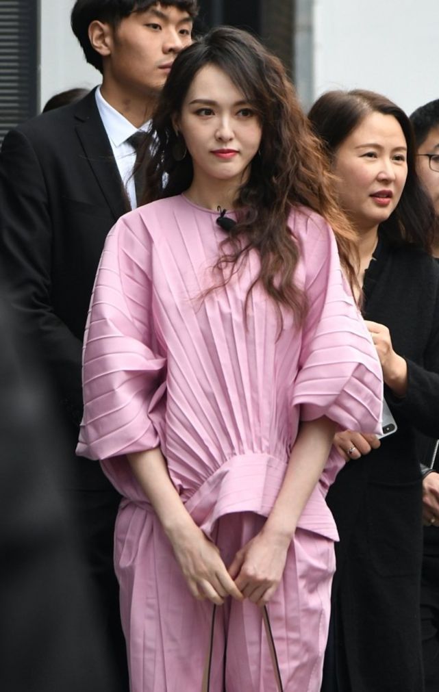 唐嫣参加活动被人连拍,没有滤镜和ps的素颜下暴露真相,难道有"孕"?