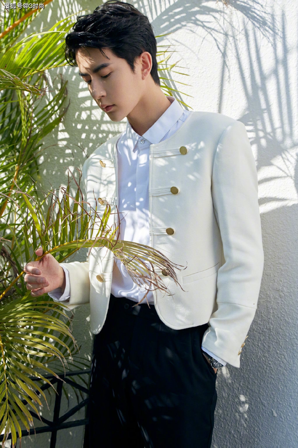 于朦胧身穿白色复古宫廷风双排扣夹克 优雅清新