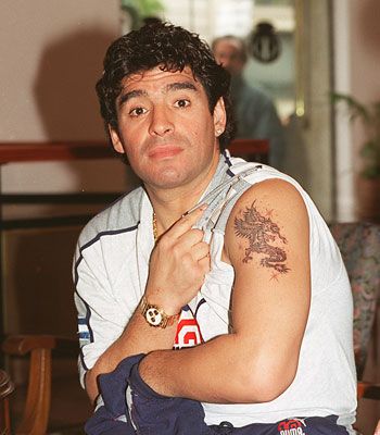 "球王"马拉多纳心脏骤停去世,童年穷困,少年辉煌一生坎坷