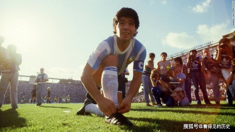 老照片 一代球王马拉多纳的精彩瞬间