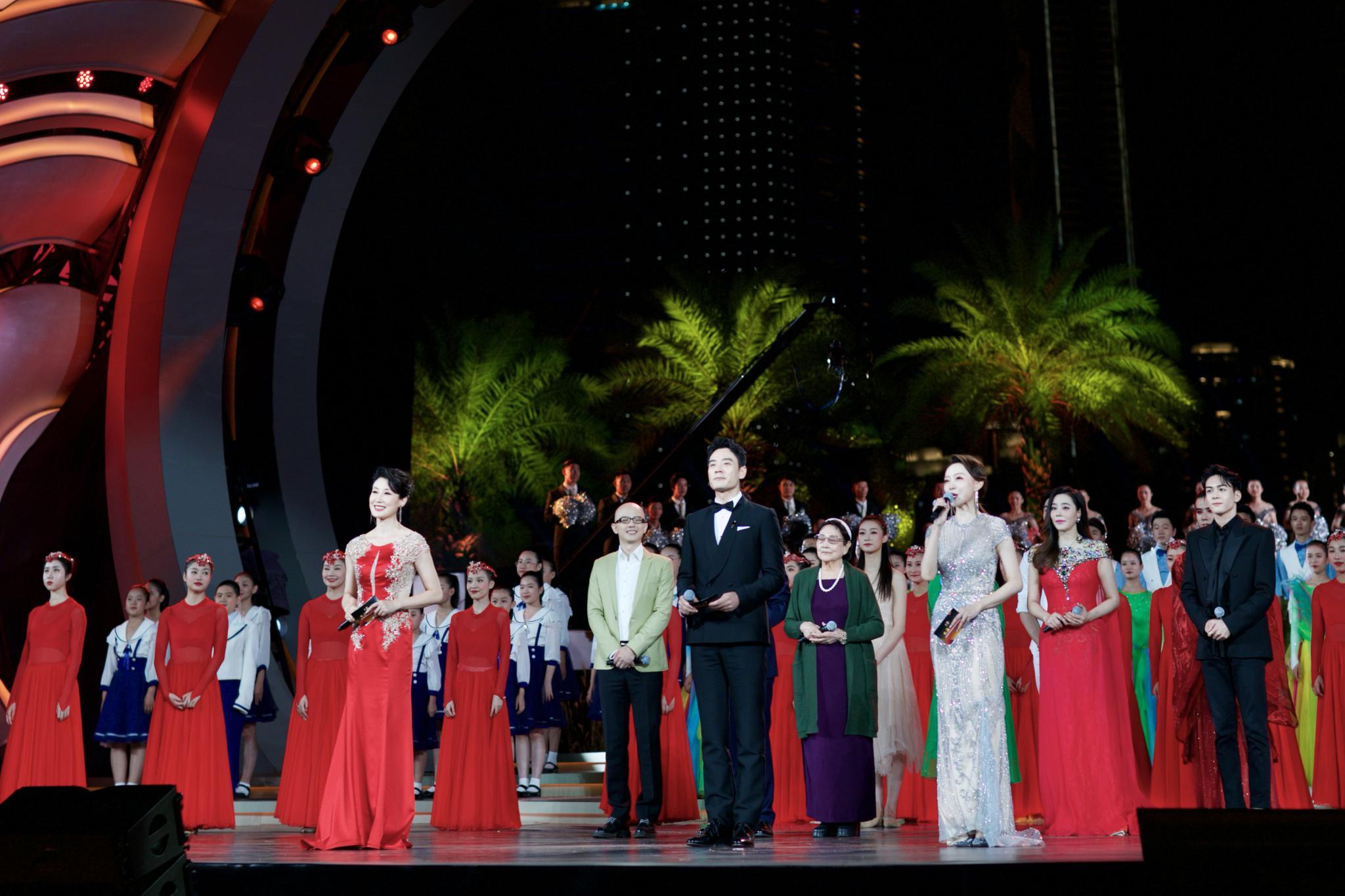 李光洁跨界主持金鸡奖开幕式现场挑战闽南语