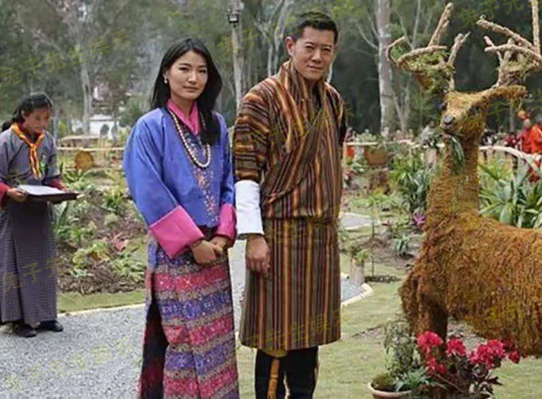 原创30岁不丹王后情绪低落与丈夫牵手苦着一张脸国王欲言又止真尬