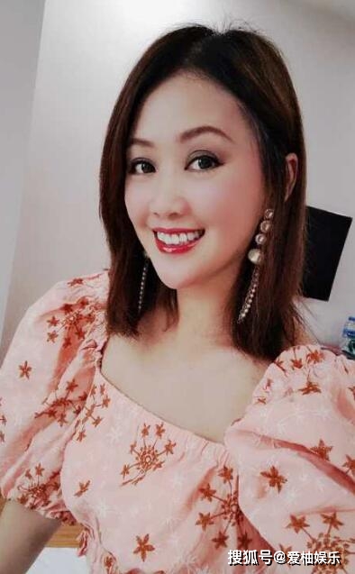 由此可见梁小冰现身酒吧应该不是被迫为生活捞金!