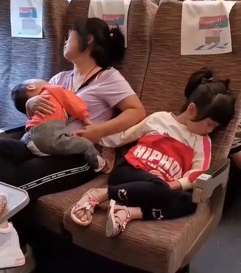 一组宝妈带娃乘车图,透出为母则刚的辛酸:当妈后看不得这些