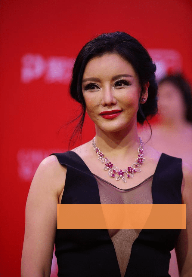 彭丹火爆身材太大胆,穿网纱裙前面还撕开个口子,好身材都显出来_手机