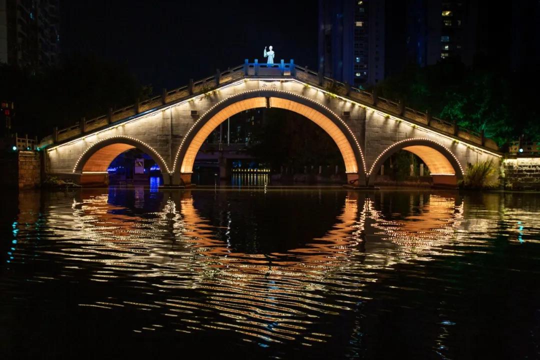 眺望城市天际,俯瞰南塘夜景;泛舟塘河,纵览温州山水