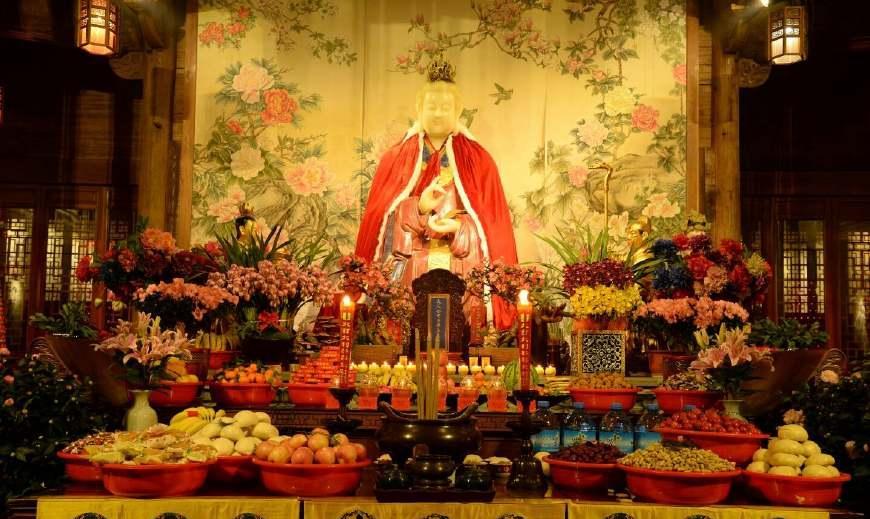 花神塑像民间偶有效仿的,则是采花瓣捣汁以浸染宣纸,用染色宣纸叠成