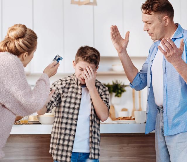 为啥孩子总是不听话,吵架顶嘴成常事,父母应该好好反思