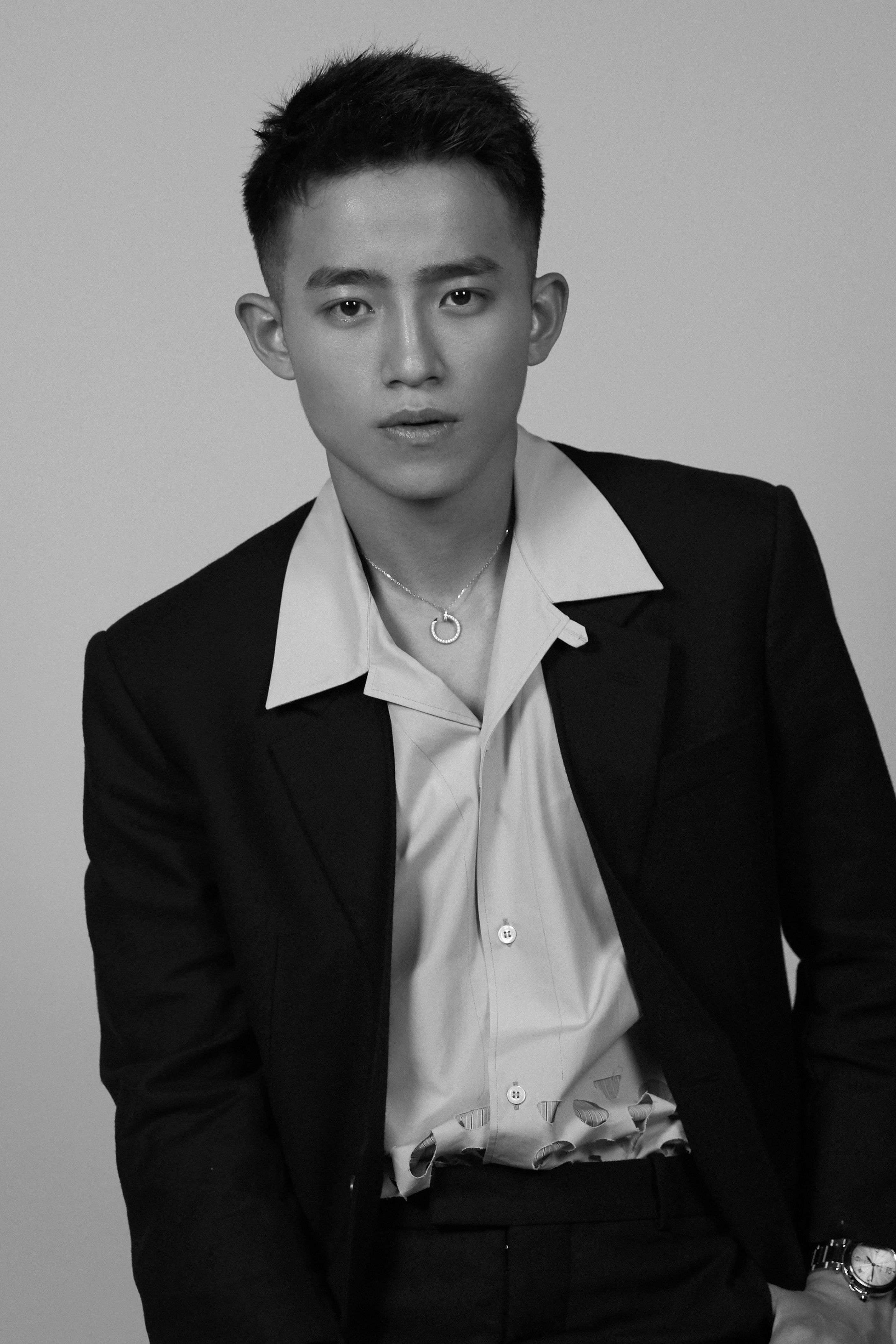 周政杰出席品牌艺术展,镂空衬衫彰显个性潮流