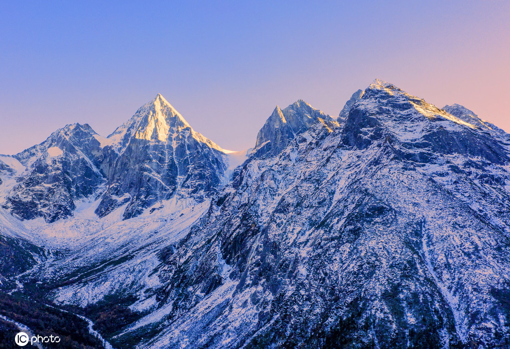 四川理县:秋染毕棚沟 雪山海子彩林瀑布婀娜多姿