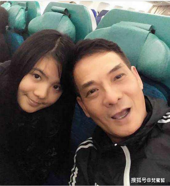 66岁李国麟女儿曝正脸照撞脸年轻时郑佩佩曾包养女友获原谅