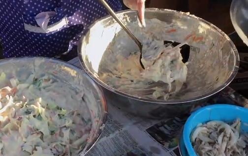 农村大妈在油锅里炸这个,每天来买的人特别多,大部分都是女人和孩子