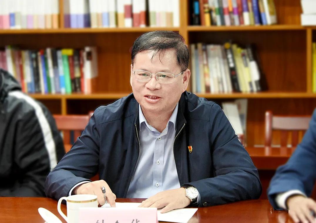 钟金华代表县委,县政府对李国金一行到定南考察表示欢迎.