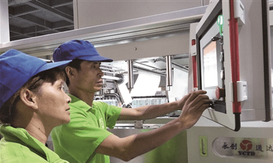 广东画景饮料有限公司车间主任李勇坚为消费者提供最优质矿泉水