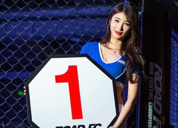 原创举牌女郎工资不高,为啥却活得多姿多彩?泰森:他们的副业来钱快