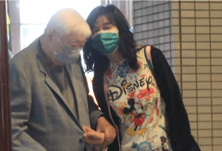 王力宏岳母与富商陈飞龙牵手散步 差27岁关系成谜