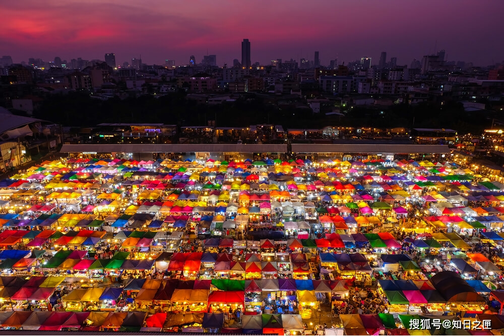 去泰国必逛!五颜六色多姿多彩的夜市——拉差达火车市场!_冰沙